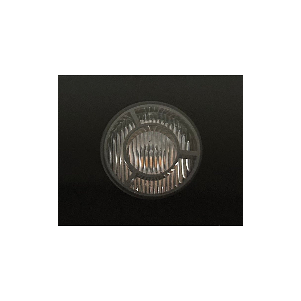 Gros plan sur l'optique et le réflecteur d'une LED du projecteur
