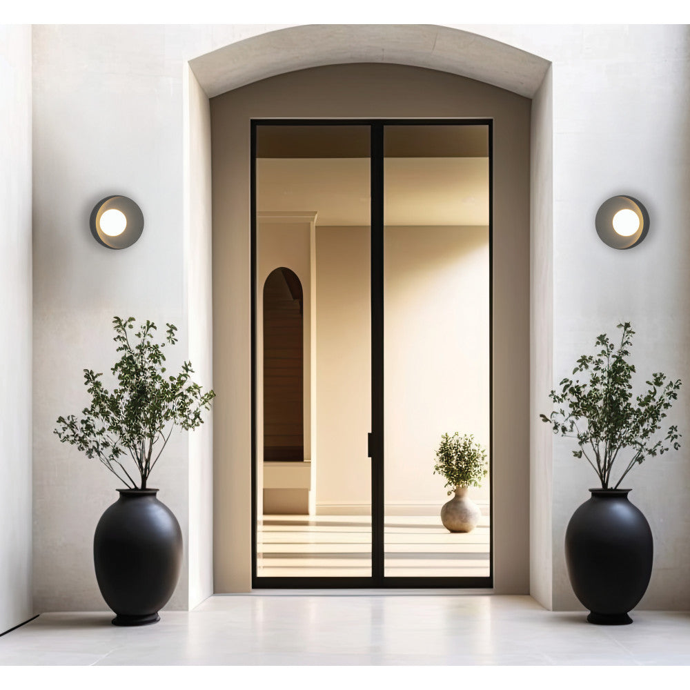 Mise en ambiance de deux appliques encadrant une porte vitrée d'entrée