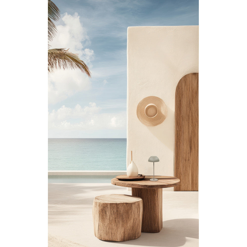 Mise en ambiance extérieure, lampe posée sur table en bois face à la mer