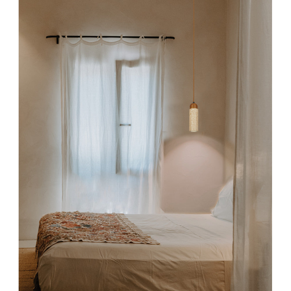 Mise en ambiance dans une chambre, suspension allumée près du lit et rideaux