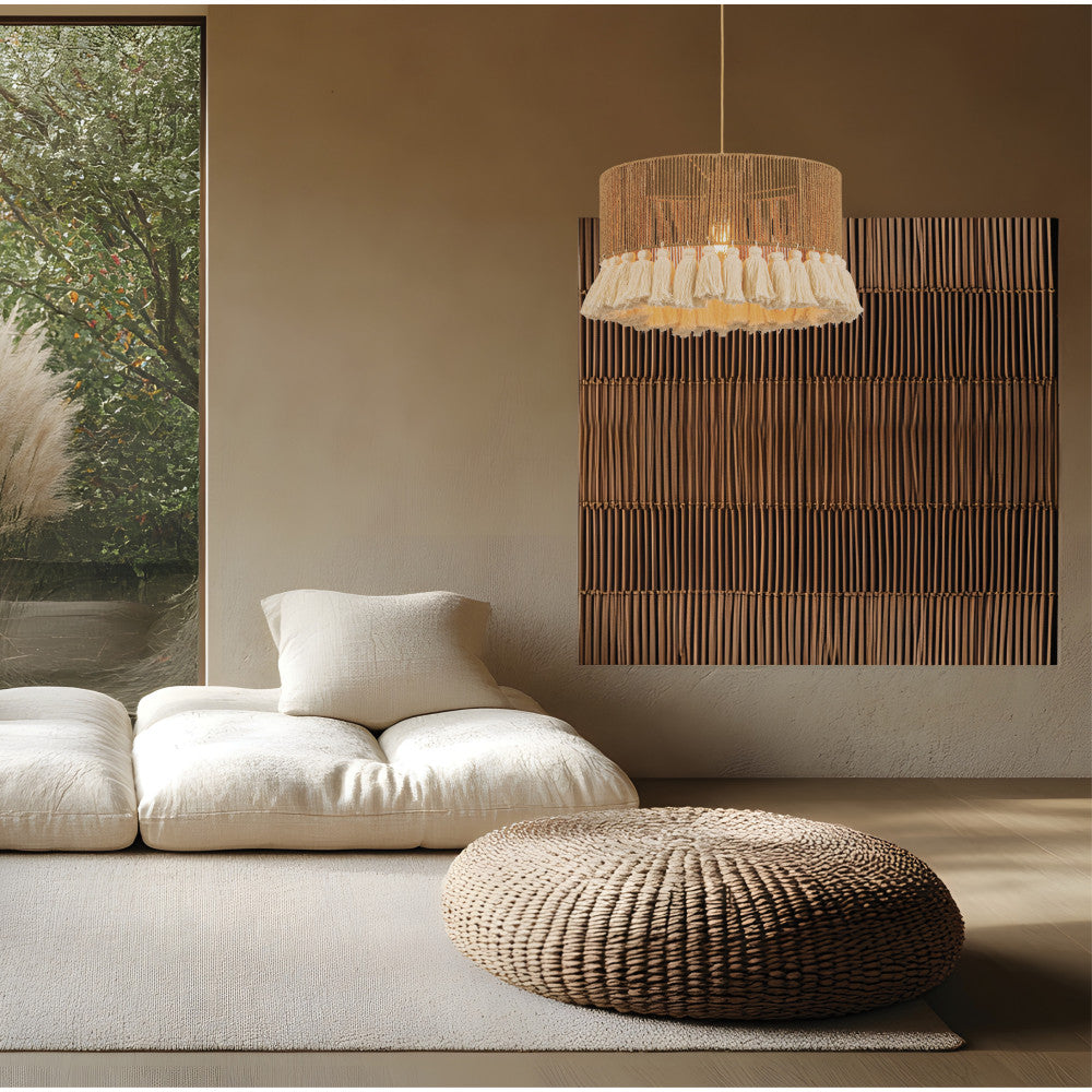 Mise en ambiance dans un salon beige avec canapé blanc et pouf.