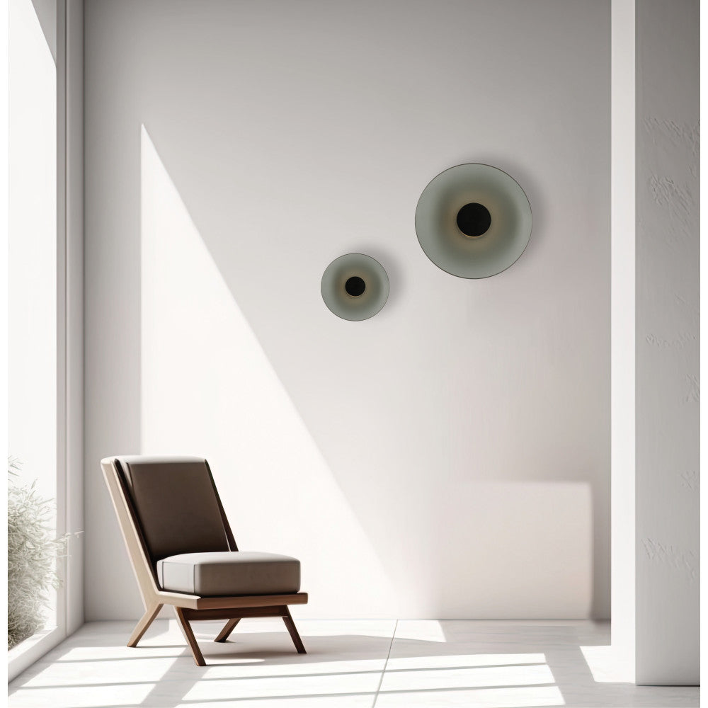 Mise en ambiance, deux appliques rondes de tailles différentes sur un mur blanc