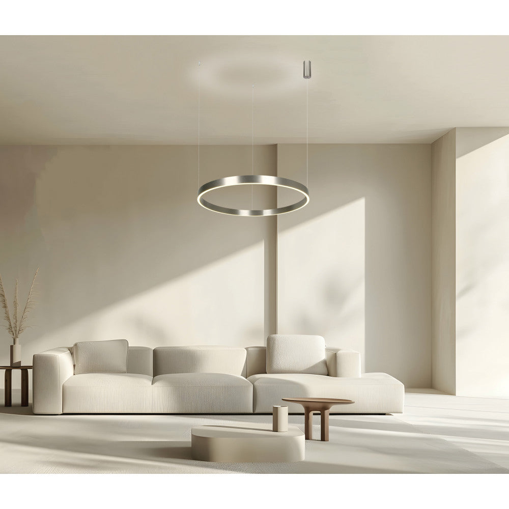 Mise en ambiance dans un salon minimaliste avec le luminaire suspendu au plafond