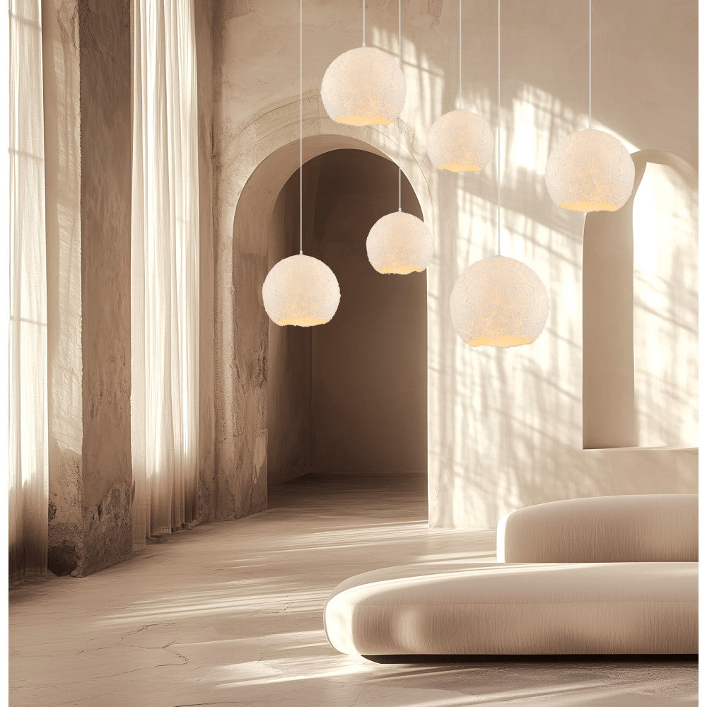 Plusieurs suspensions identiques alignées dans un grand espace avec arches et lumière.