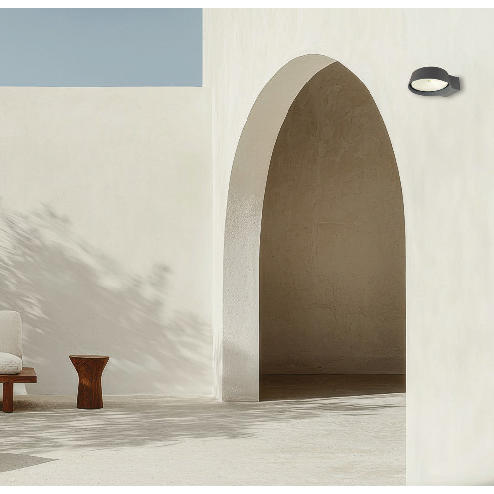 Mise en ambiance extérieure, applique fixée sur mur blanc près d'une arche
