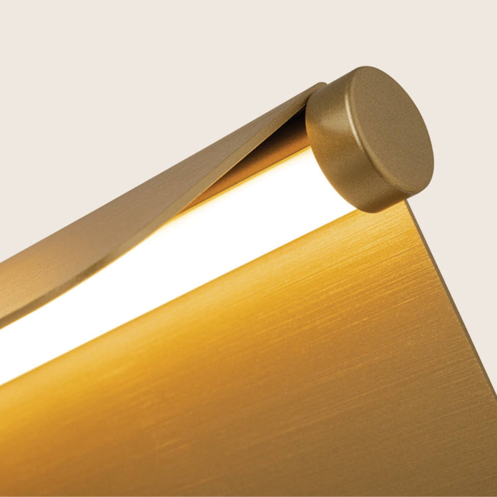 Détail extrême du diffuseur LED et de l'articulation ronde en métal doré brossé