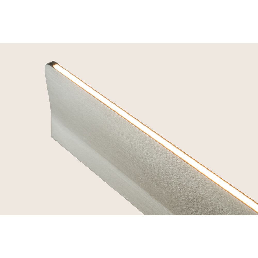 Détail du chant supérieur avec ruban LED pour l'éclairage indirect vers le plafond.