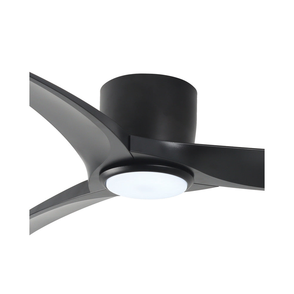 Vue rapprochée par dessous du luminaire central et des trois pales noires.