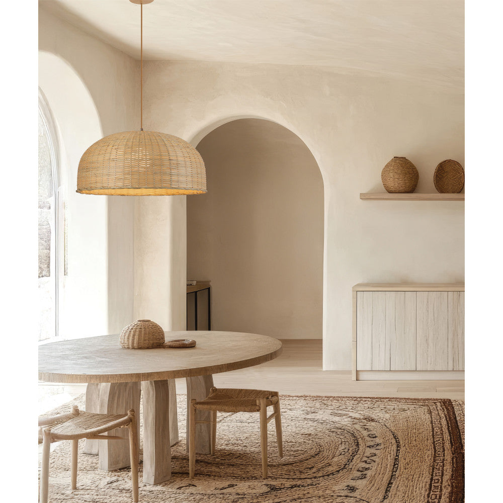 Mise en ambiance au-dessus d'une table ronde dans un intérieur crème