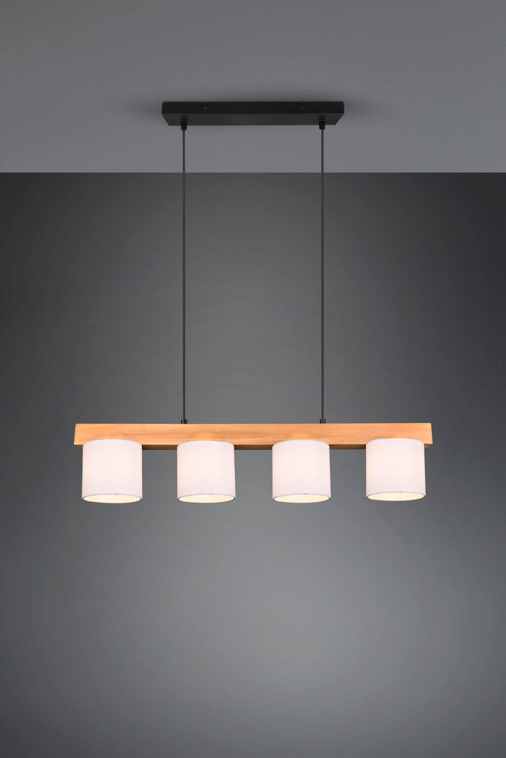 Vue de face détaillée de la suspension, poutre en bois et quatre cylindres blancs allumés.