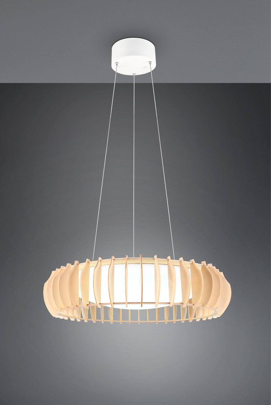 Profil du luminaire suspendu avec lamelles en bois formant couronne.