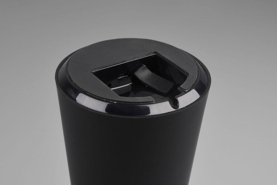 Détail de la base montrant le compartiment avec prise de recharge