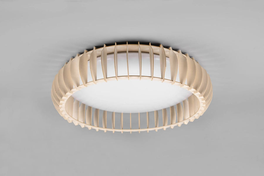Vue en contre-plongée du plafonnier, montrant la couronne de lamelles et la lumière chaude.