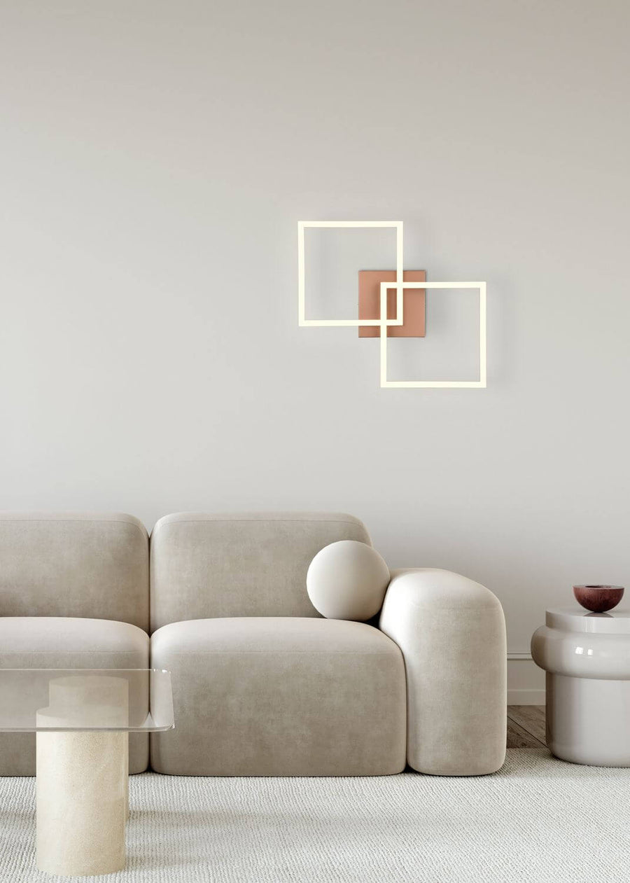 Vue rapprochée du luminaire carré fixé au-dessus d'un canapé en velours