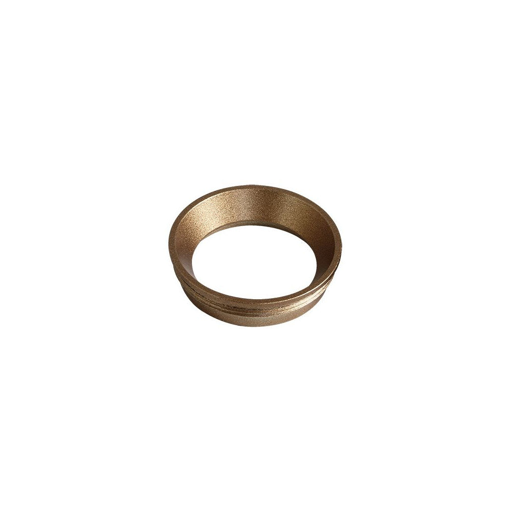 Détail d'une bague de finition dorée texturée pour le luminaire, en gros plan.