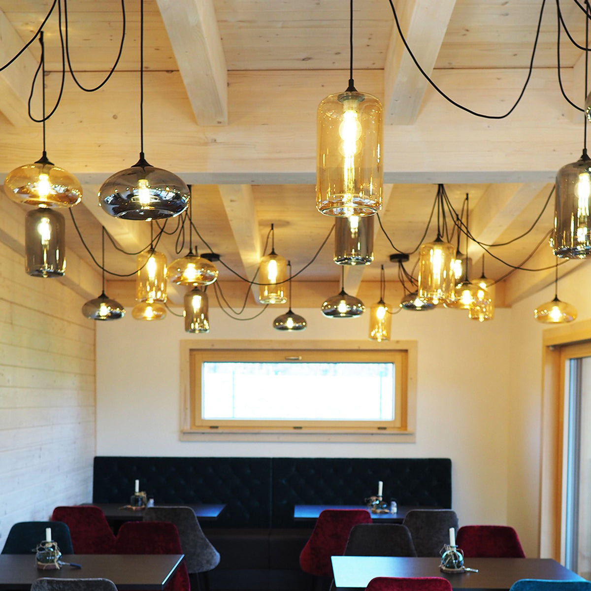 Mise en ambiance du luminaire dans un restaurant au plafond en bois