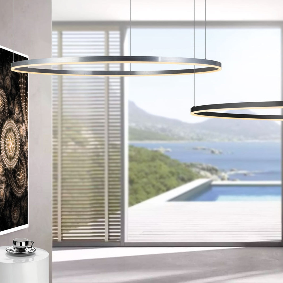 Mise en ambiance d'un anneau aluminium dans un salon face à la mer