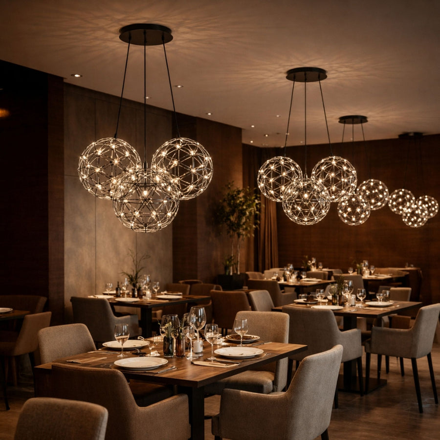 Plusieurs grappes de globes suspendues éclairant une salle de restaurant