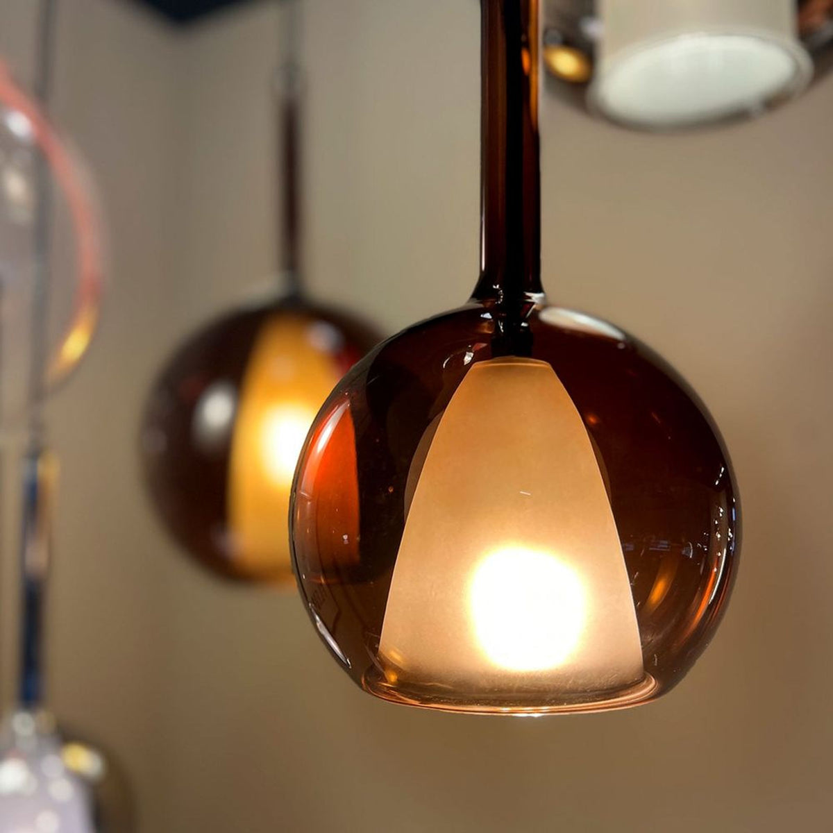 Gros plan sur un globe de verre ambré et son diffuseur intérieur éclairé