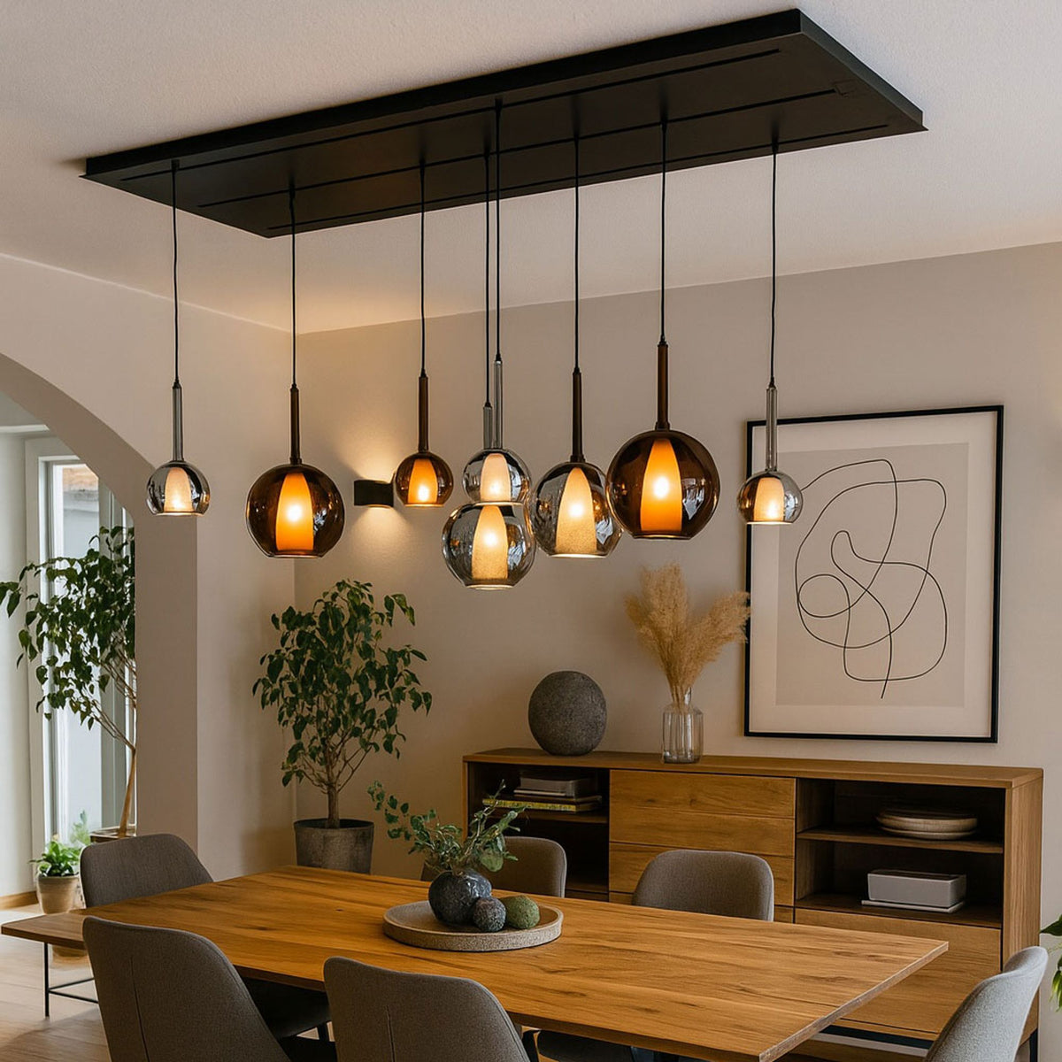 Luminaire multiple sur platine rectangulaire noire au-dessus d'une table à manger