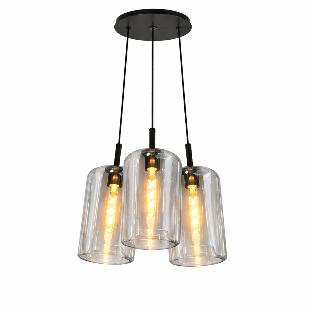 Suspension aux verres transparents, trois abat-jours cylindriques et câbles noirs sur fond blanc