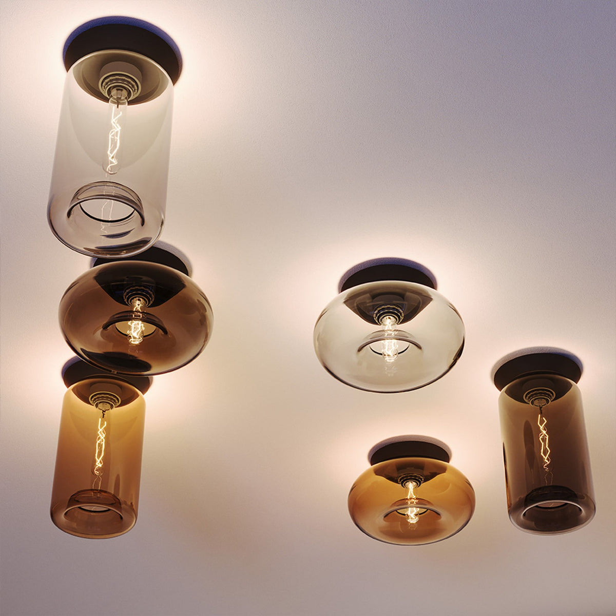 Cinq plafonniers cylindriques et bombés en verre fumé suspendus