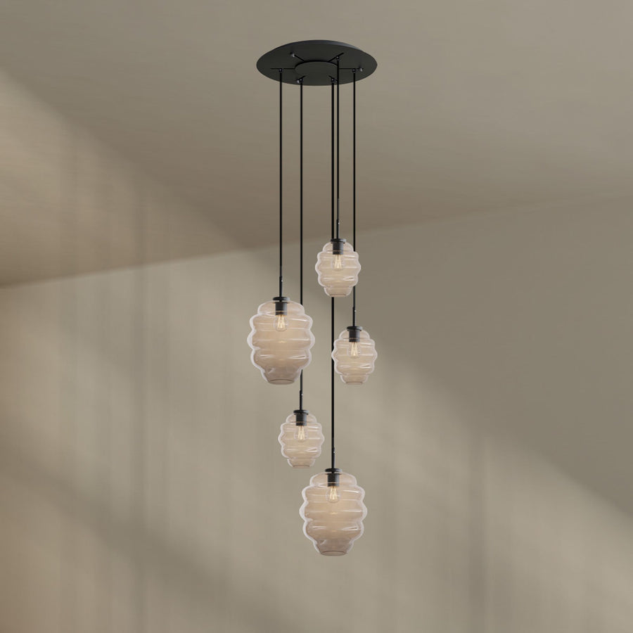 Détail des verres blancs opalins allumés, suspendus en cascade décalée