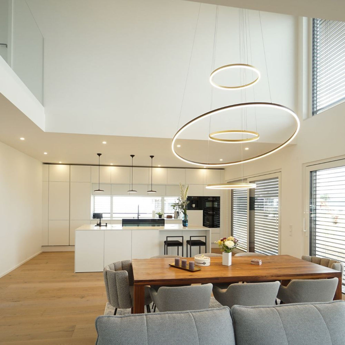 Luminaire installé au-dessus d'une grande table à manger en bois massif