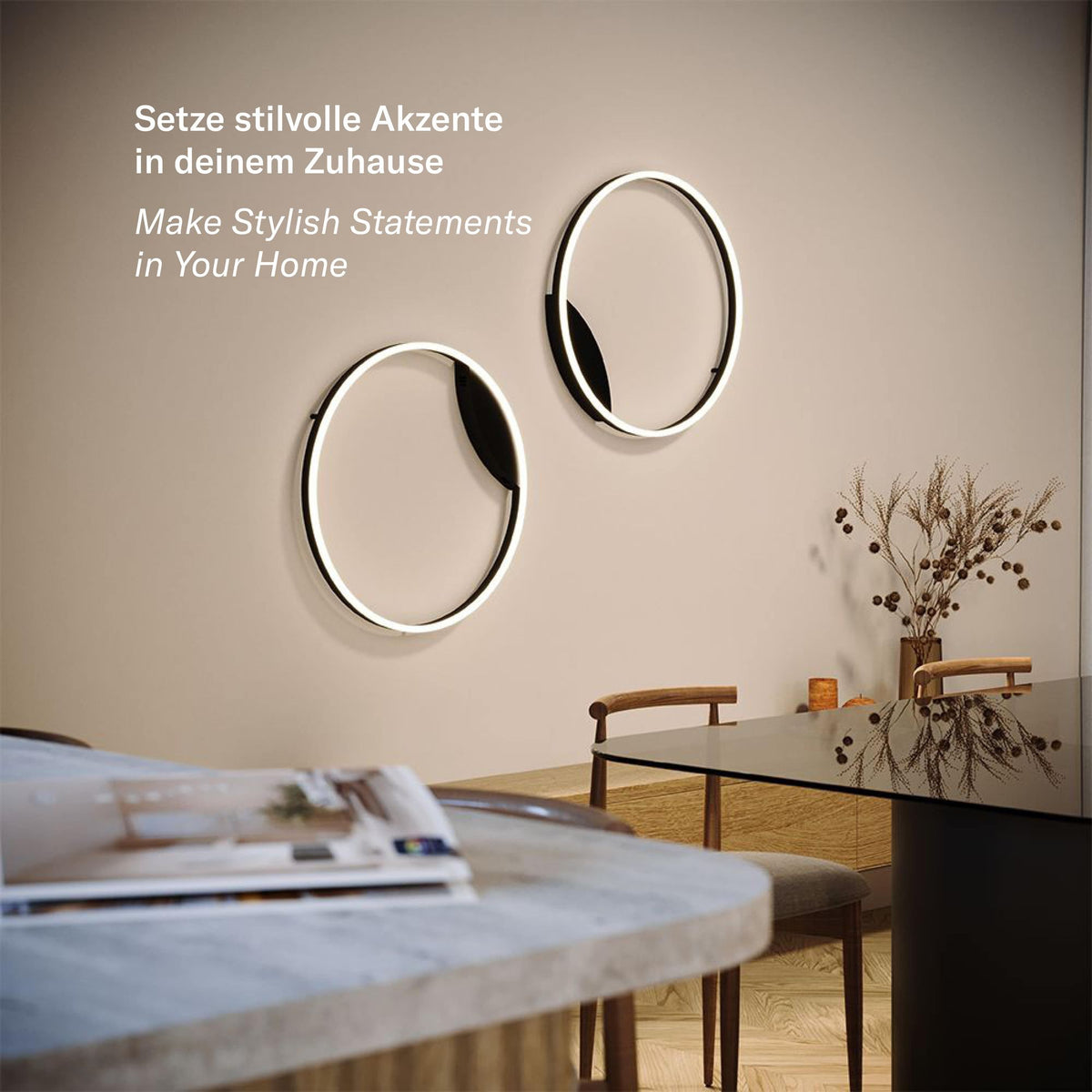 Deux appliques murales en anneau noir et blanc sur un mur beige