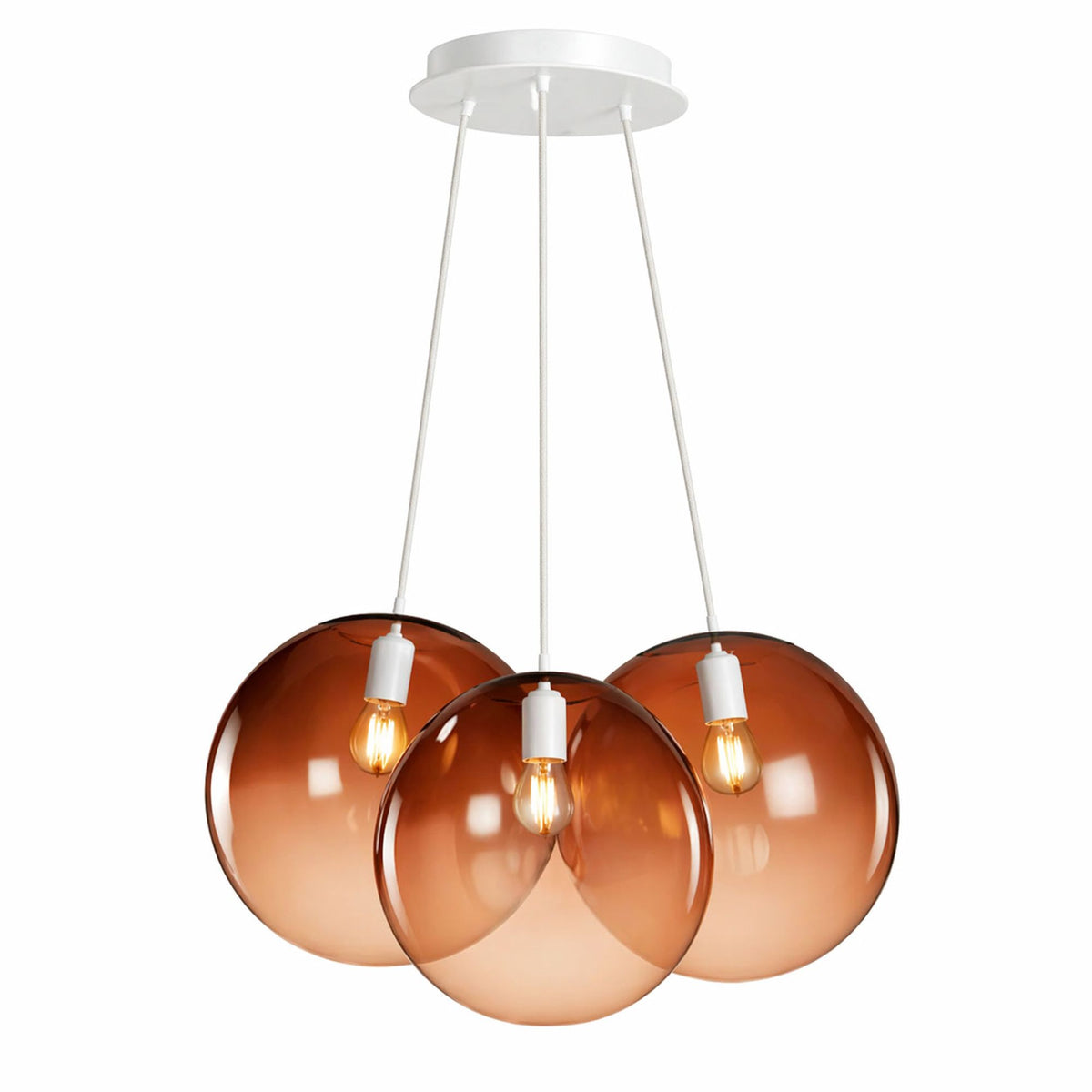 Produit sur fond blanc, suspension trois globes ambrés et câbles blancs