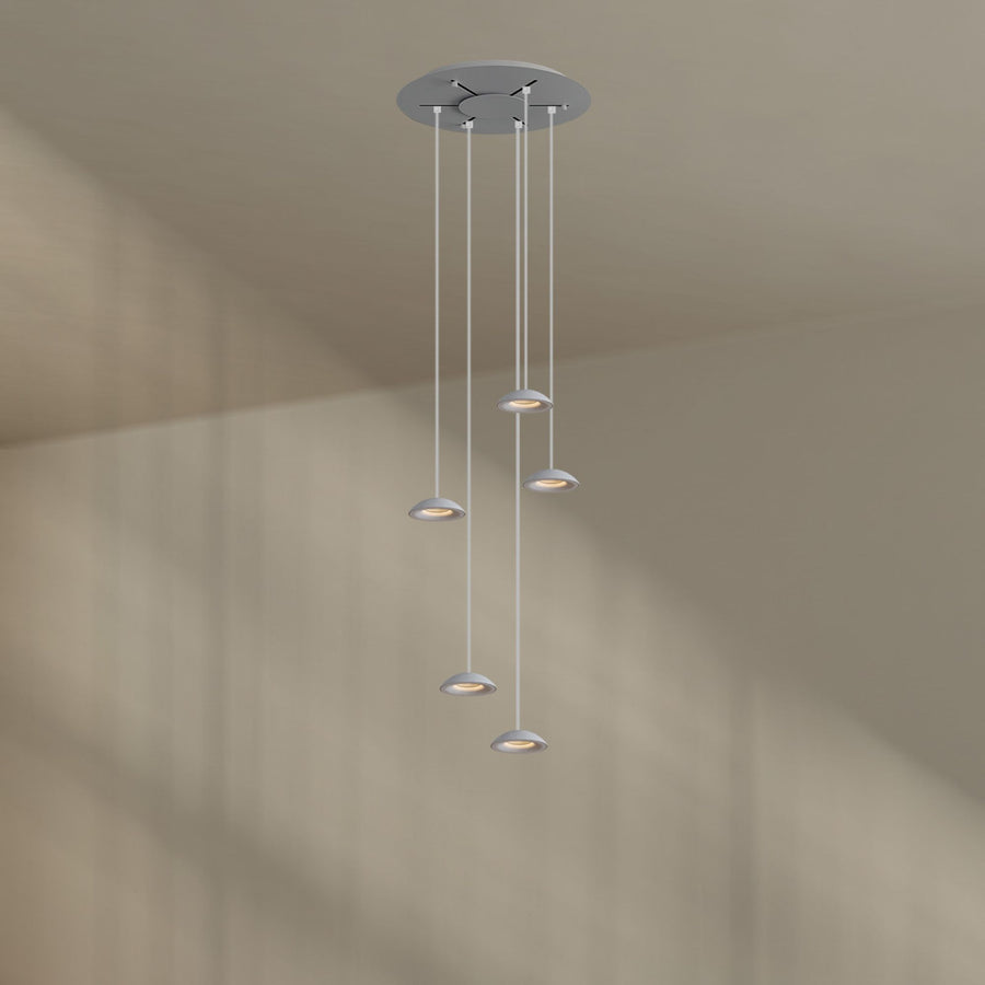 Version blanche de la suspension, cinq abat-jours hémisphériques suspendus à hauteurs différentes.