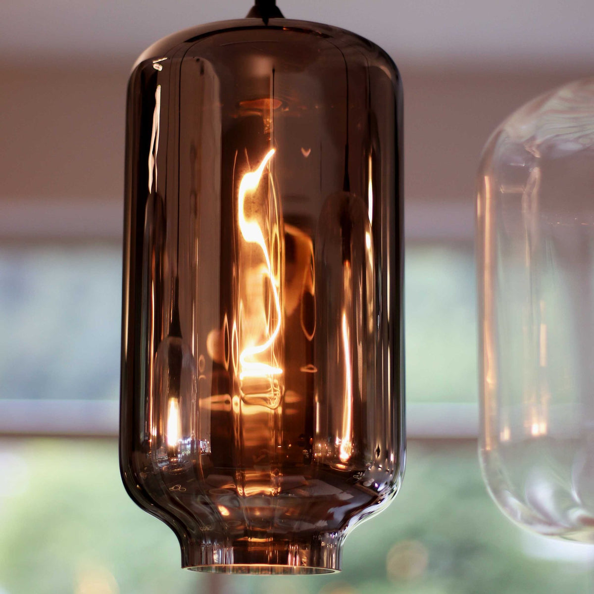 Détail rapproché d'un verre et de l'ampoule, finition brillante et nervures