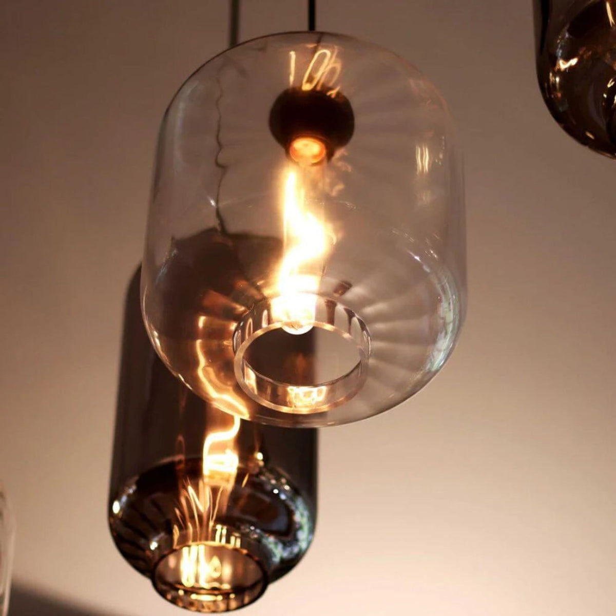 Gros plan sur un verre transparent et son anneau intérieur, ampoule filament lumineuse