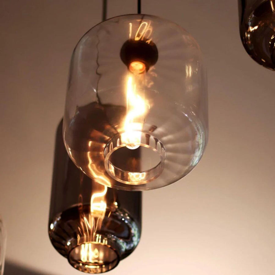 Gros plan sur un verre transparent et son anneau intérieur, ampoule filament lumineuse