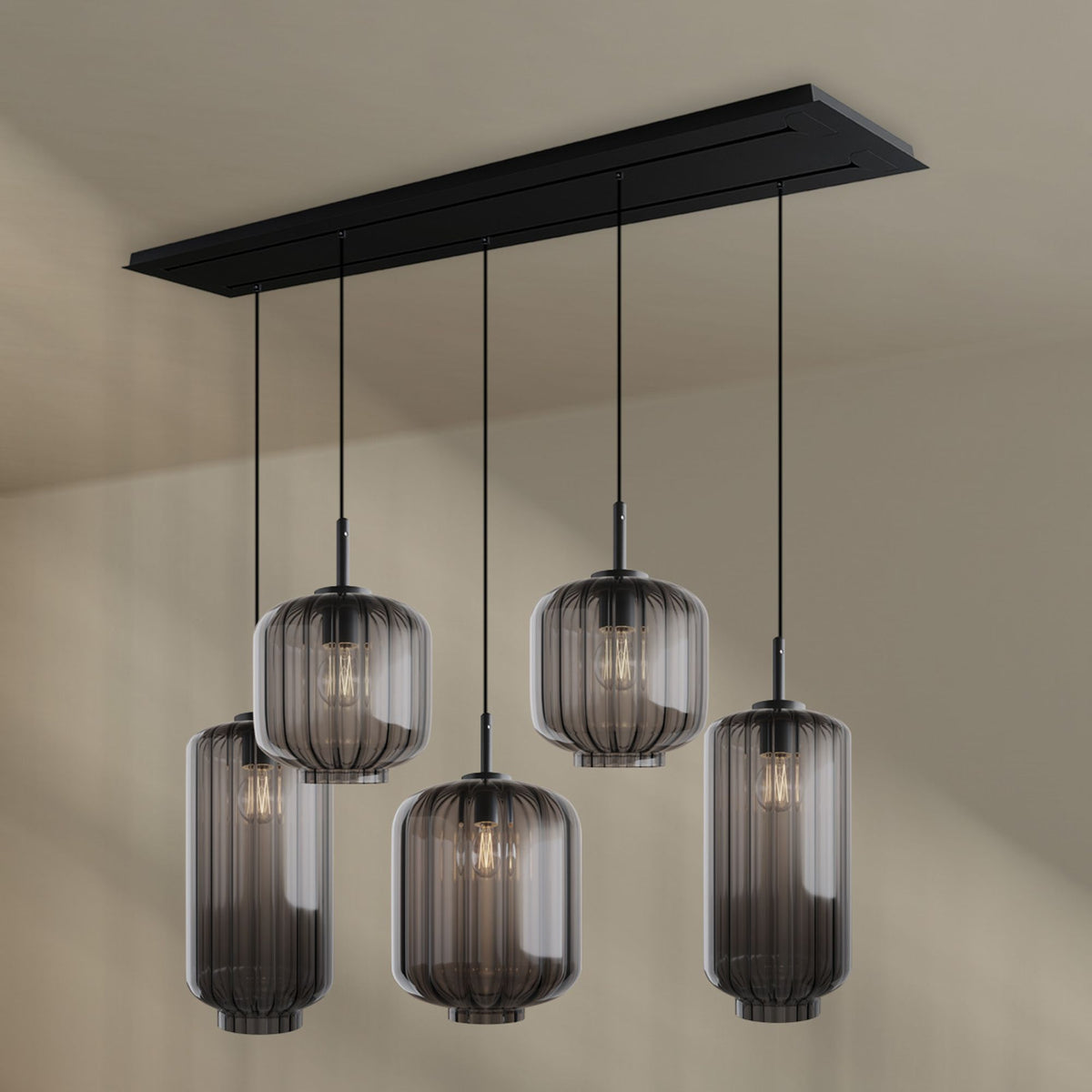 Vue de face du luminaire aux cinq verres fumés gris à finition côtelée
