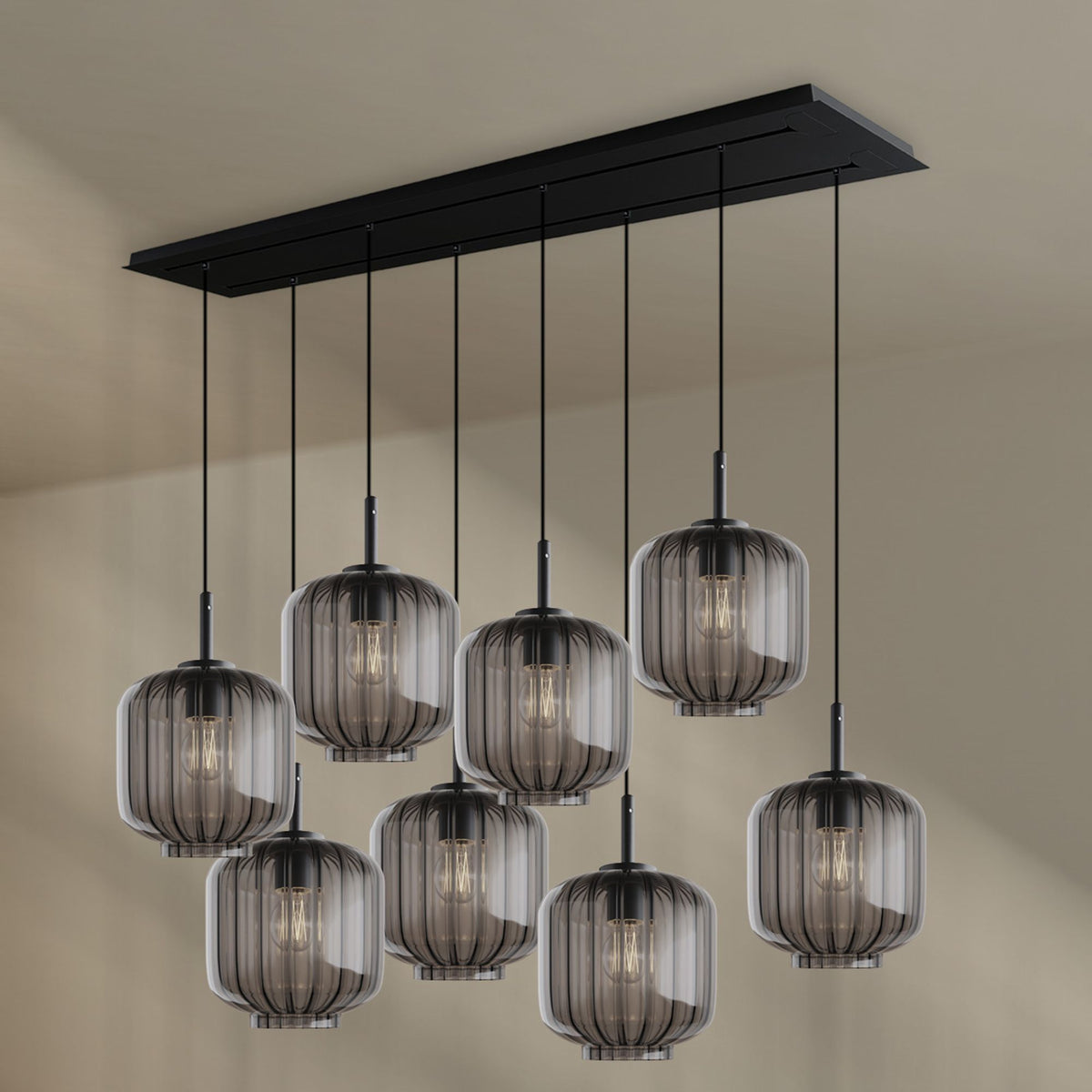 Produit de face, huit verres fumés translucides suspendus à hauteurs décalées