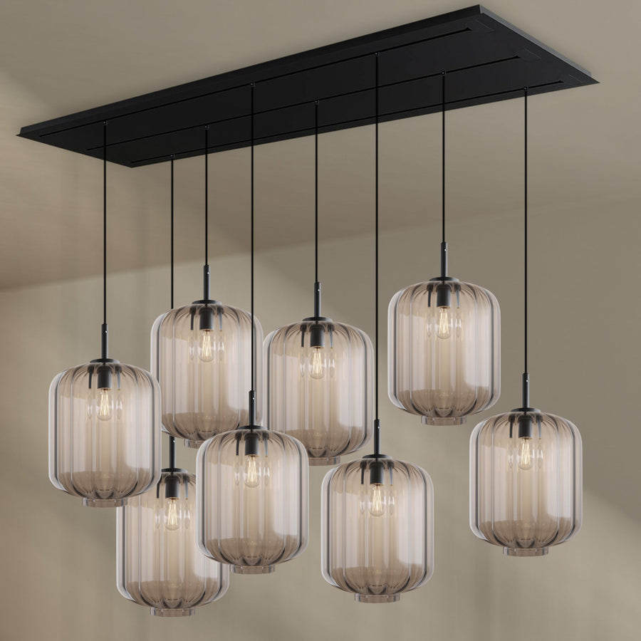 Vue de trois quarts du luminaire fumé clair, montrant les huit verres et leurs hauteurs décalées