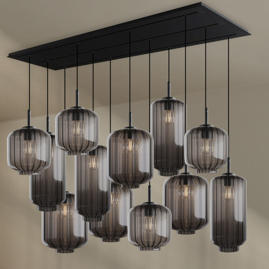 Vue de face du luminaire à douze verres fumés translucides suspendus sur trois rangées.