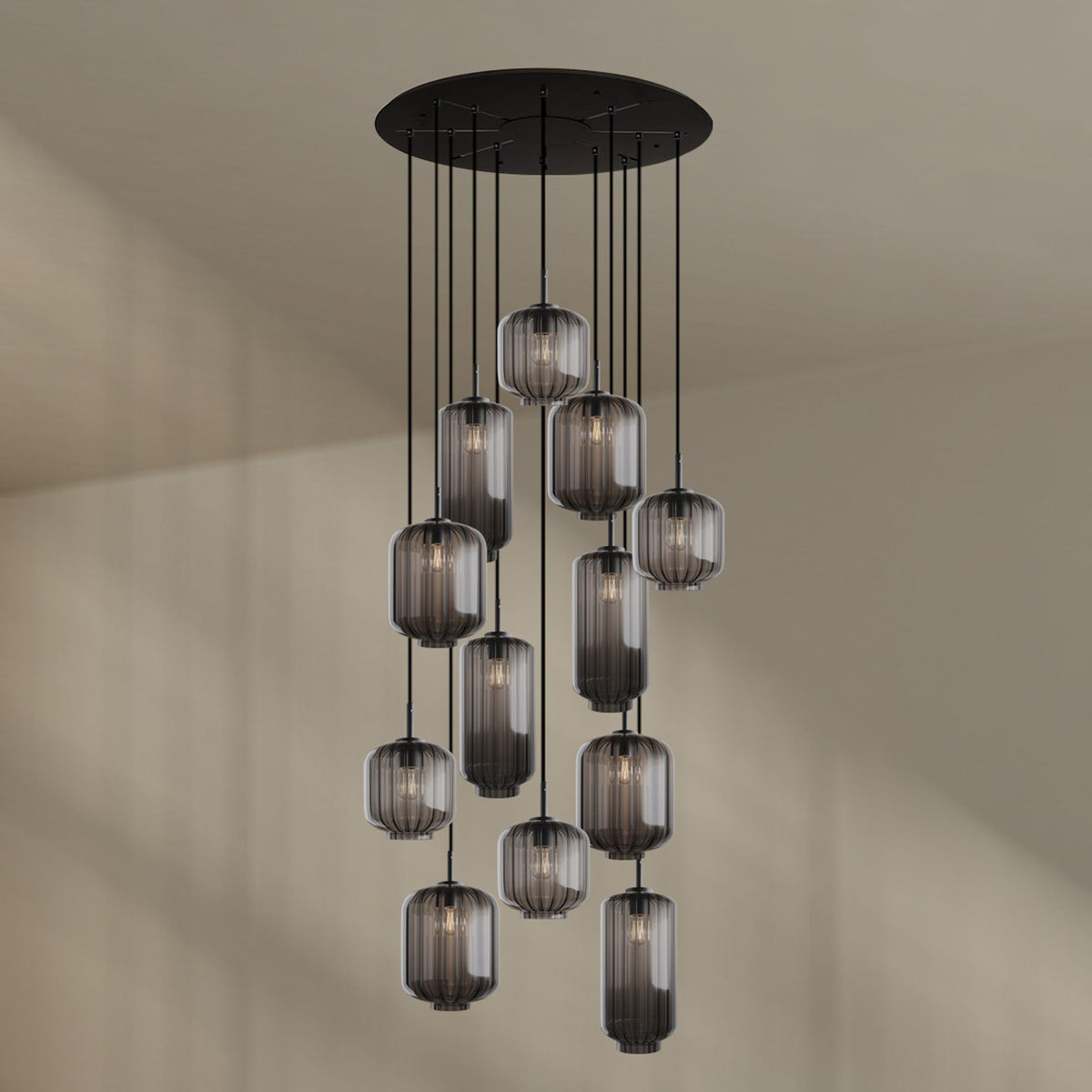 Luminaire fumé présenté de face sur fond beige clair