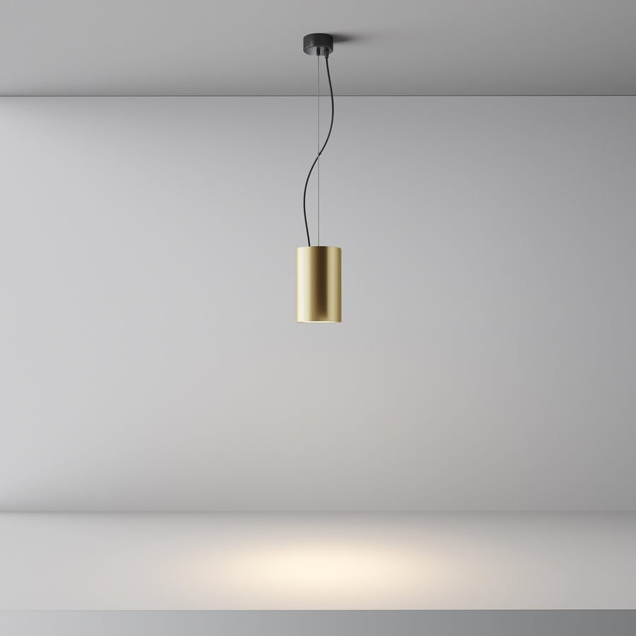 Vue d'ensemble du luminaire suspendu éclairant le mur d'un halo chaud