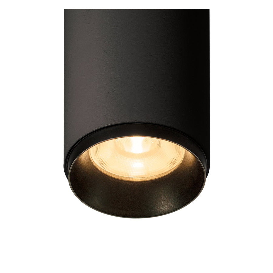 Détail du bas allumé, diffuseur lumineux et bord noir en gros plan.