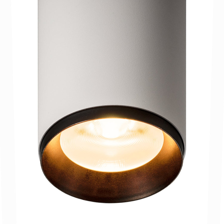 Détail du bas allumé, réflecteur noir et lumière chaude diffusée vers le sol