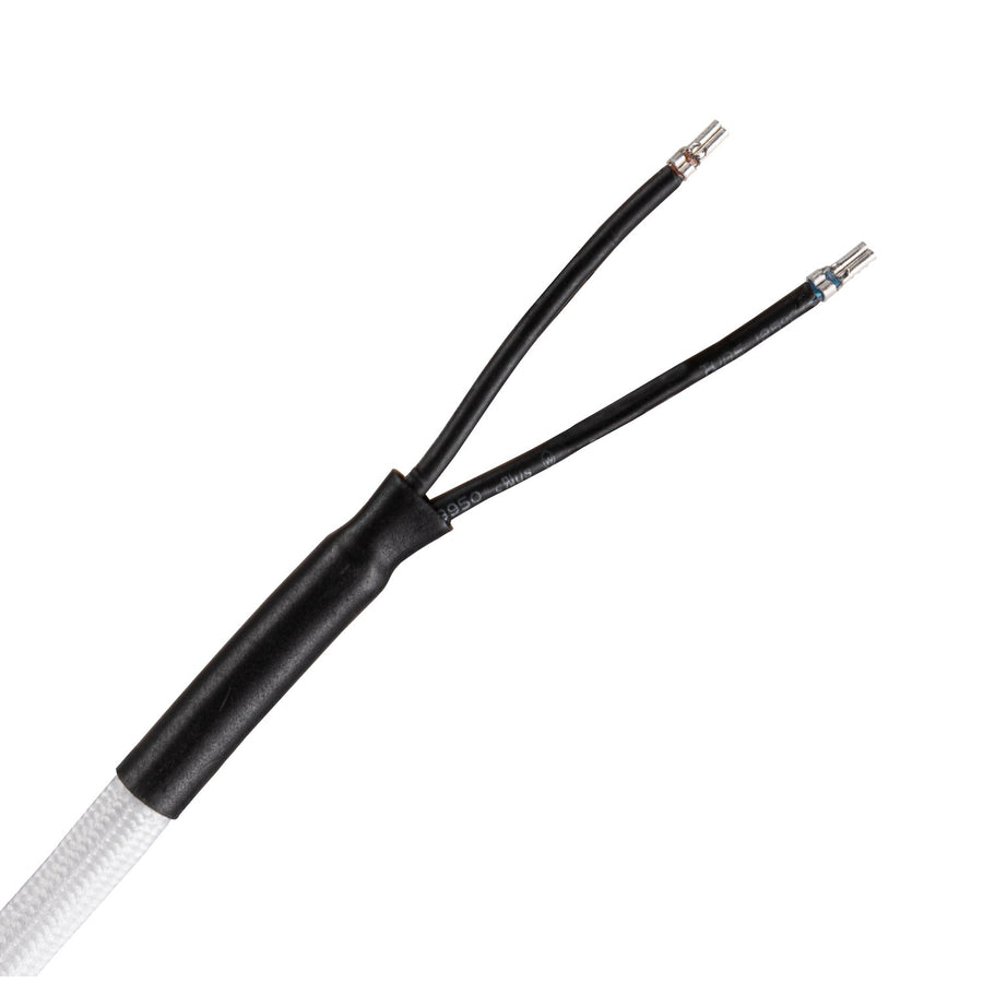 Détail du câble blanc gainé et des connecteurs électriques noirs avant installation