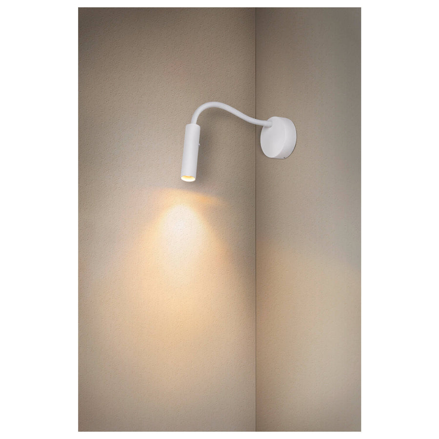 Seconde vue en situation de l'applique blanche, éclairage chaud dirigé vers le mur beige.