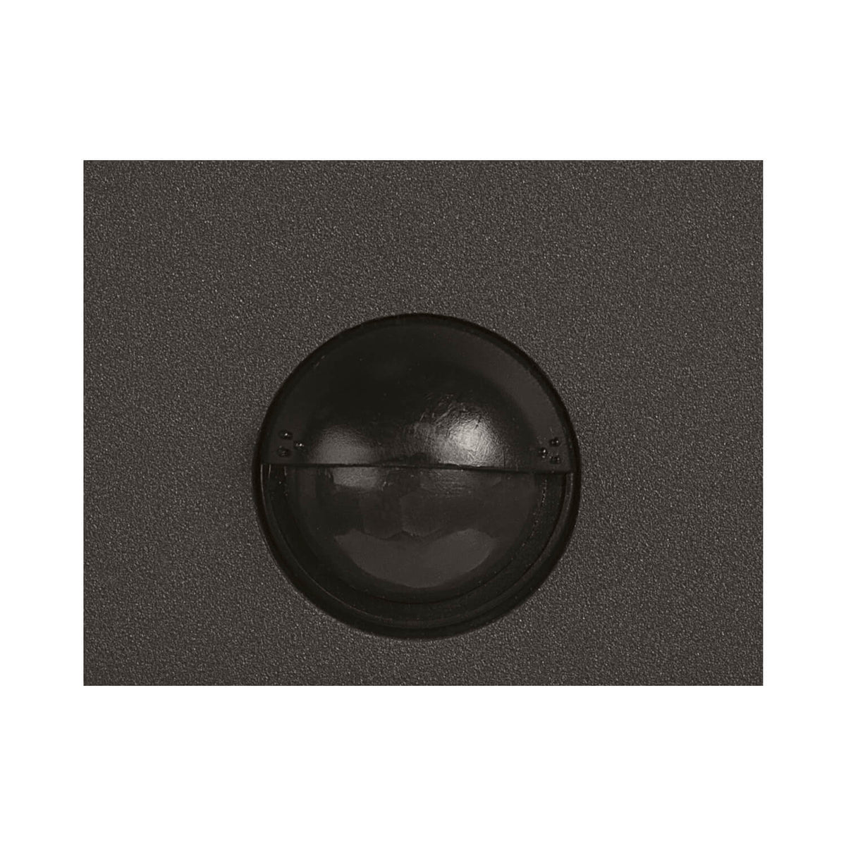 Détail du détecteur de mouvement noir intégré sur le corps anthracite texturé.