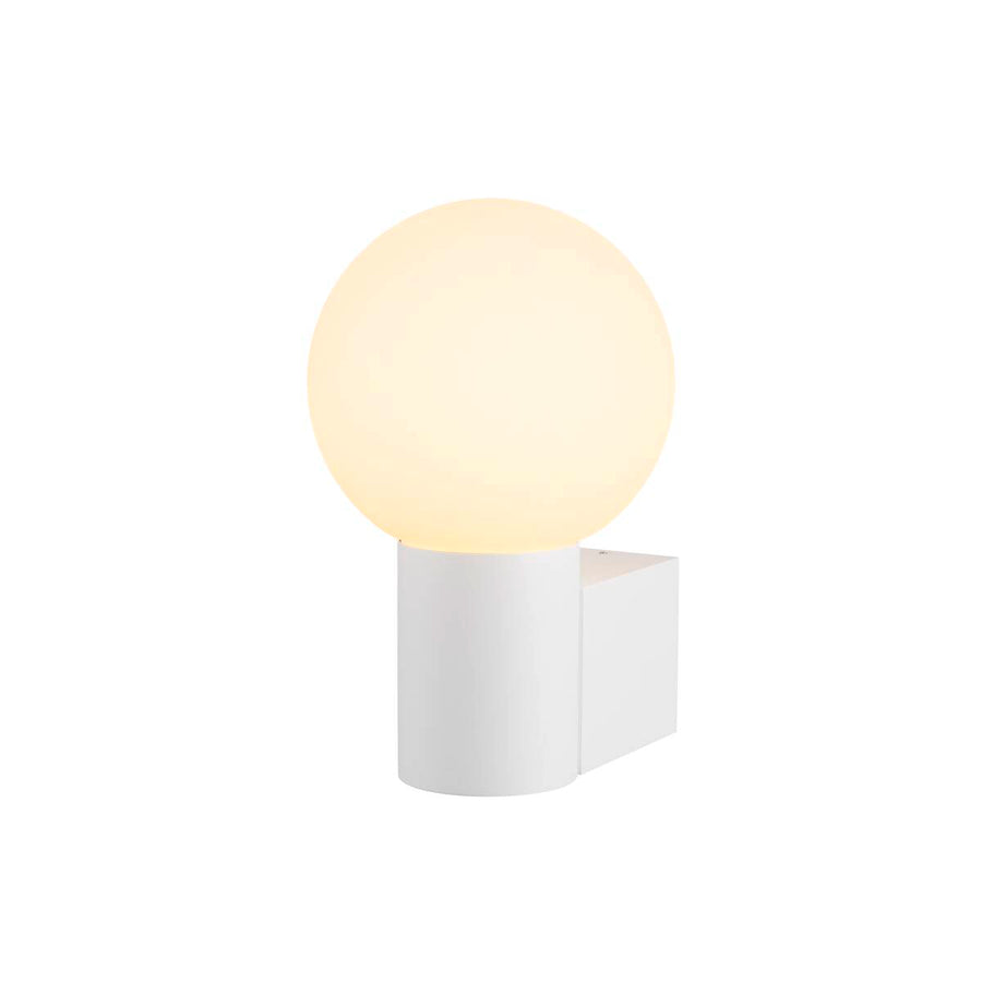 Applique murale blanche avec globe lumineux allumé, présentée de face sur fond blanc