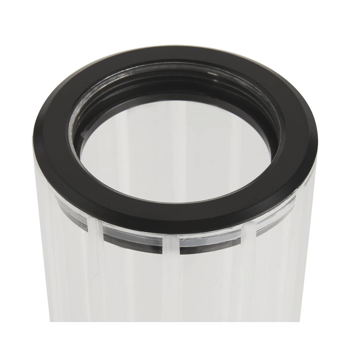 Gros plan sur l'anneau noir supérieur et les cannelures du verre transparent.