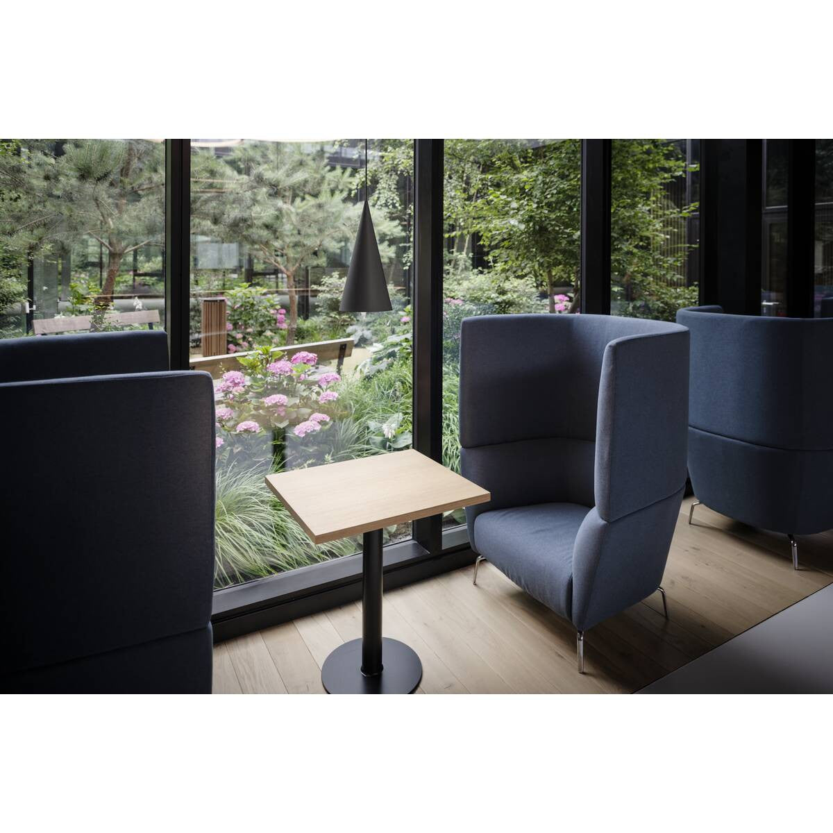 Mise en ambiance dans un café, suspension au-dessus d’une table près de la fenêtre.