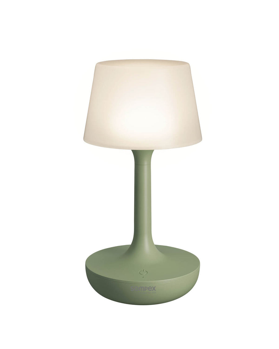 Lampe sans fil vue de face, base vert olive et abat-jour blanc conique