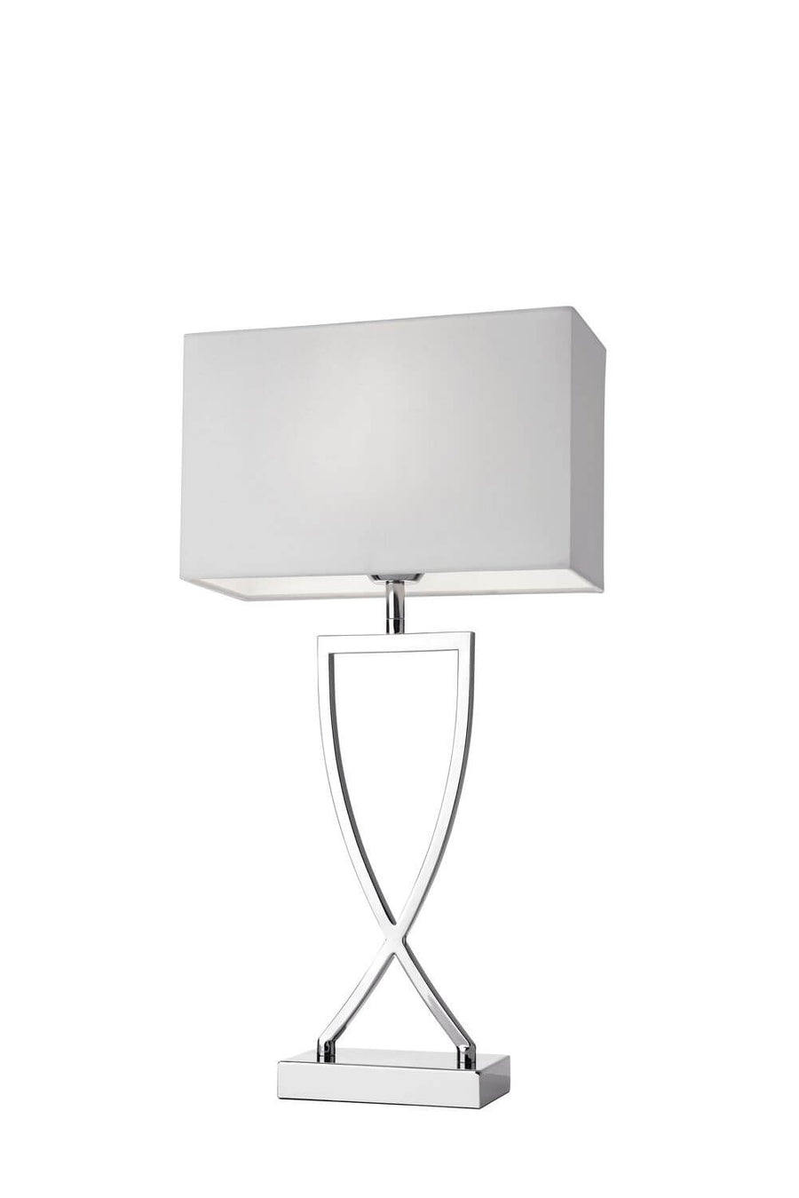 Vue rapprochée de la lampe, mettant en valeur l'abat-jour rectangulaire et la base chromée en X.